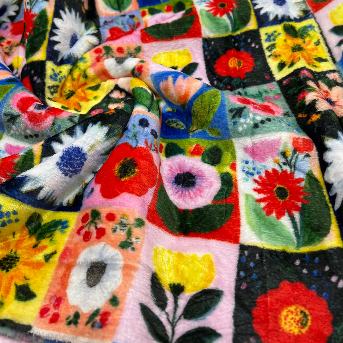 Flower Grid Cuddle Fleece Fabric Blanket Loungewear